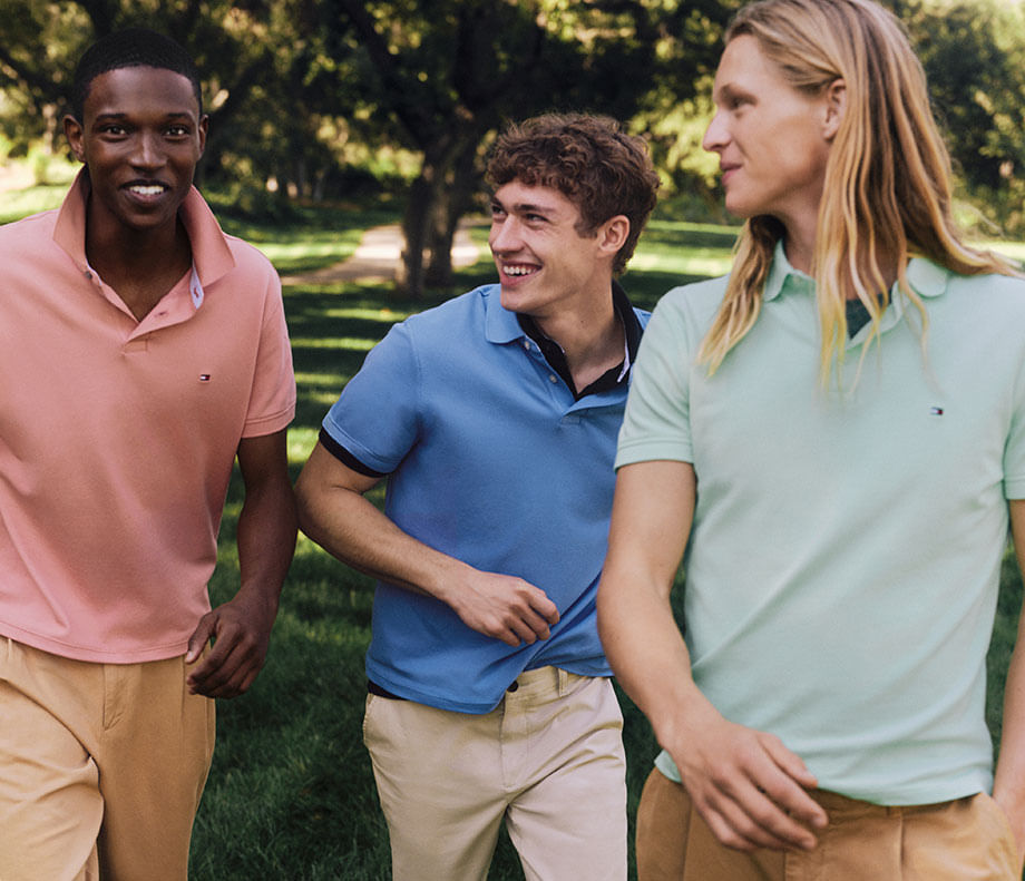 hombres vistiendo camisetas de colores