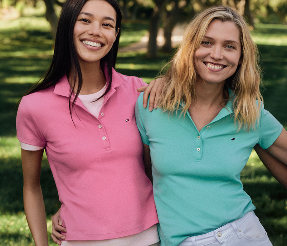 Mujeres vistiendo polos rosada y verde